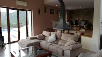 Smart TV, chimenea, Netflix y reproductor de DVD