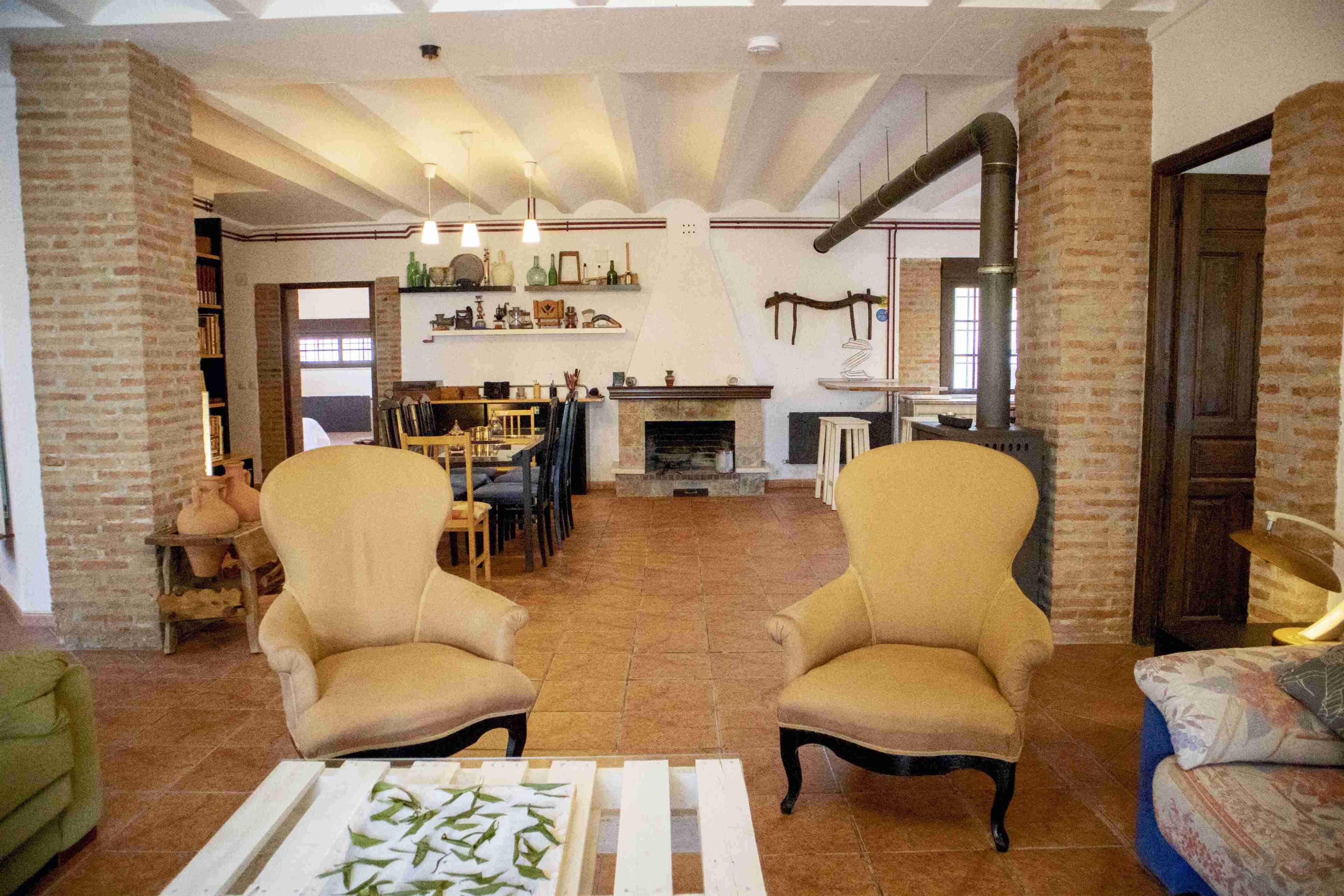 Una Smart TV, una chimenea, libros