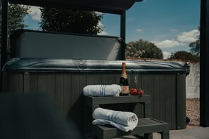 Outdoor spa tub - Cotswold Riverside House Amazing indoor heated swimming pool hot tub games Room (Nr Gloucester)