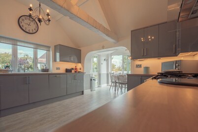 Cotswold Riverside House Amazing indoor heated swimming pool hot tub games Room