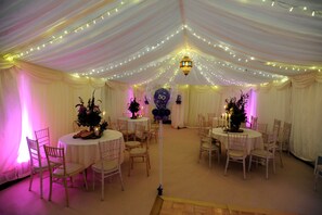 Banquet hall - Cotswold Riverside House Amazing indoor heated swimming pool hot tub games Room (Nr Gloucester)