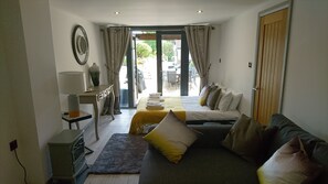 9 bedrooms, iron/ironing board, free WiFi, bed sheets - Cotswold Riverside House Amazing indoor heated swimming pool hot tub games Room (Nr Gloucester)