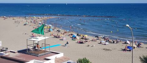 Una spiaggia nelle vicinanze