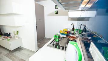 Frigorifero, microonde, forno, piano cottura