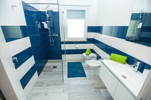Shower, hair dryer, bidet, towels