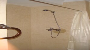 Douche, séchoir à cheveux, serviettes fournies, savon