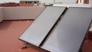 Zwei Solarmodule auf einem Dach.