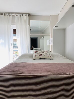Iron/ironing board, Internet, bed sheets, wheelchair access - "Live like a local in the Acropolis" Sunny Studio on Drakou pedestrian, Koukaki (Athina)