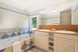 Haartrockner, Bademäntel, Handtücher