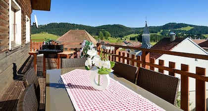 Village situĂ© au cĆur du Parc Naturel RĂ©gional du Haut-Jura Ă un ave