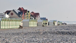 Un bâtiment avec un toit rouge et une enseigne sur laquelle on peut lire « SINO ».