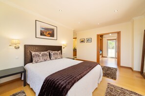 4 bedrooms, iron/ironing board, travel crib, free WiFi - Amazing Villa with capacity for 8 people. (nazaré)