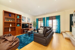 Smart TV, books - Amazing Villa with capacity for 8 people. (nazaré)