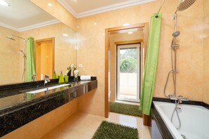 Duschwanne, Haartrockner, Bidet, Handtücher