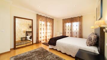 4 makuuhuonetta, silitysrauta/-lauta, vauvan matkasänky, ilmainen Wi-Fi