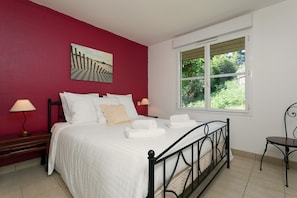 3 bedrooms, travel cot, free WiFi, bed sheets
