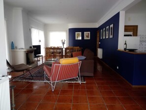 スマートテレビ、暖炉、DVD プレーヤー、卓球台