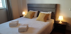 5 bedrooms, desk, iron/ironing board, travel cot - Luxury villa on the coast with private pool, terrace, sea view. Near Nazaré (Falca)