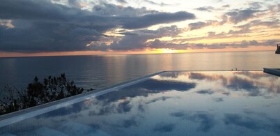 Luxury villa on the coast with private pool, terrace, sea view. Near Nazaré