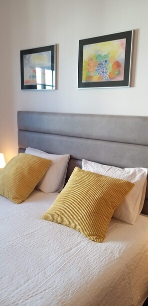 5 habitaciones, escritorio y tabla de planchar con plancha
