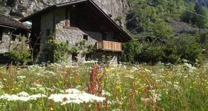 SCHÖNES CHALET Auf den italienischen Alpen in der Nähe von Aosta