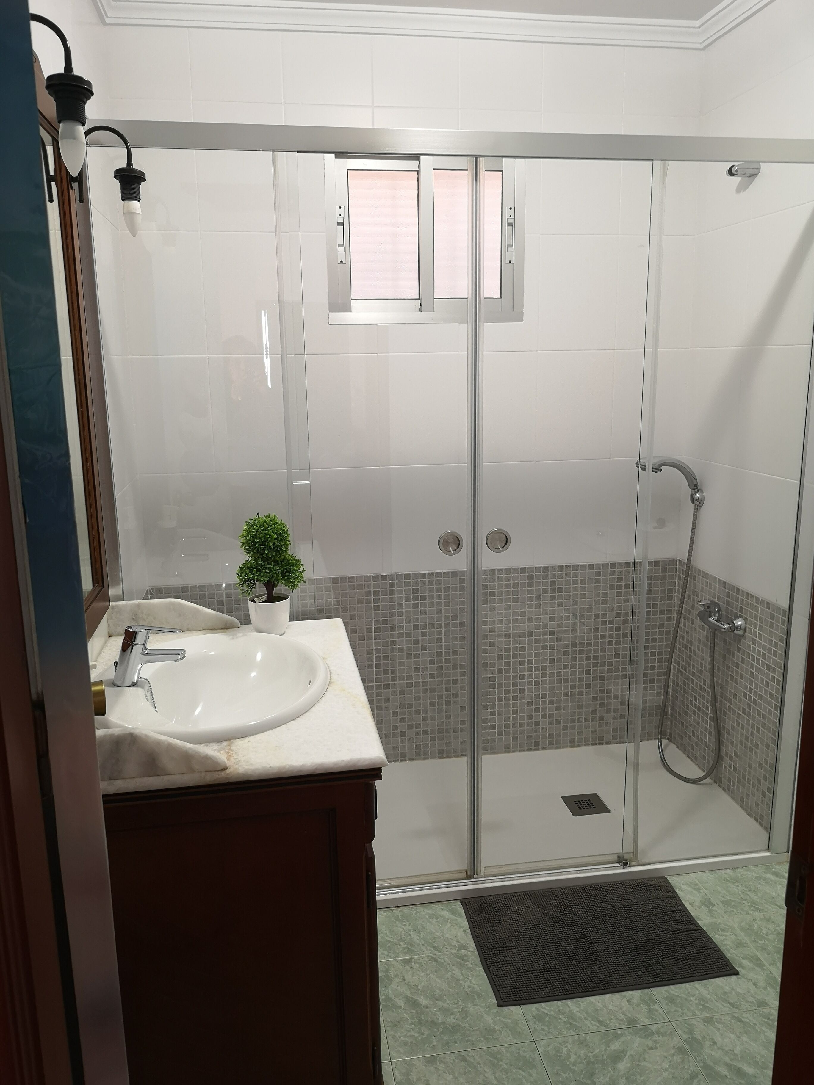 Een douche, een haardroger, handdoeken, zeep