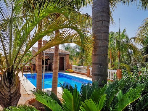 Ihana andalusialainen Villa allas ja kämmen puutarha. Ihanteellinen, hiljainen ja mukava loma .WIFI ILMAISEKSI