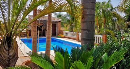 Ihana andalusialainen Villa allas ja kämmen puutarha. Ihanteellinen, hiljainen ja mukava loma .WIFI ILMAISEKSI