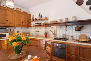 Frigorifero, microonde, forno, piano cottura