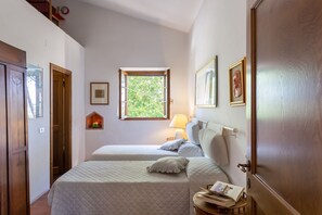 2 habitaciones, tabla de planchar con plancha y cuna de viaje 