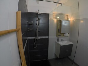 Een douche, een haardroger, handdoeken, zeep