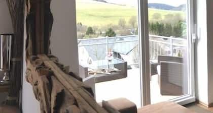 Ylellinen huoneisto täysin varustettu upealla panoraamanäkymällä!