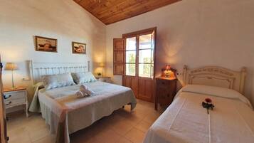 3 slaapkamers, een strijkplank/strijkijzer, gratis wifi, beddengoed