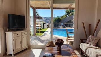 Een televisie en een open haard