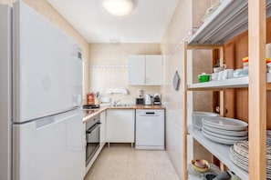 Een koelkast, een microgolfoven, een oven, een kookplaat