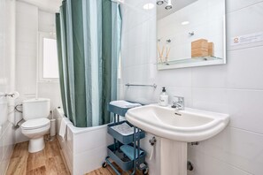 Duschwanne, Haartrockner, Handtücher, Toilettenpapier