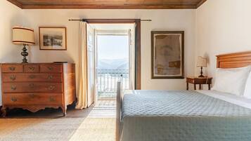 5 bedrooms, desk, iron/ironing board, free WiFi