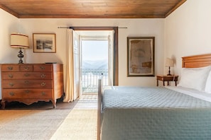 5 bedrooms, desk, iron/ironing board, free WiFi