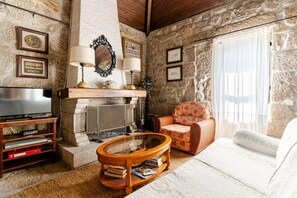 Smart TV, chimenea, reproductor de DVD y tenis de mesa 