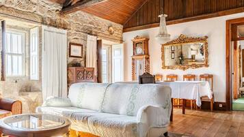 Älytelevisio, takka, DVD-soitin, pöytätennispöytä