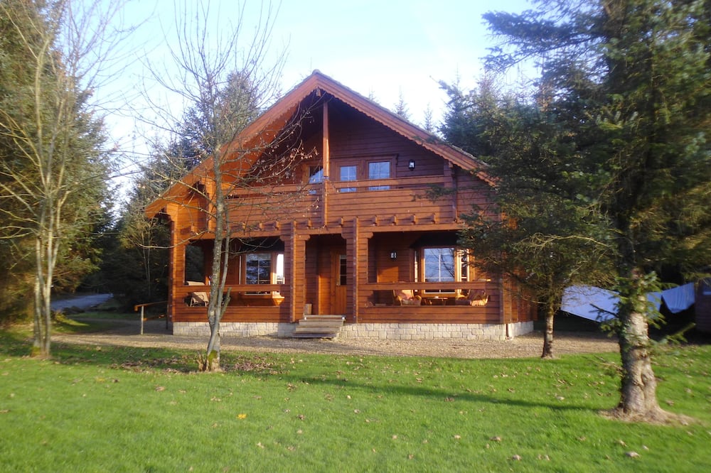 Luxurious Riverfront Log Cabin set in a tranquil woodland location