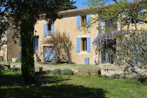 Exterior - Apartment in Farmhouse (L'isle-Sur-La-Sorgue)