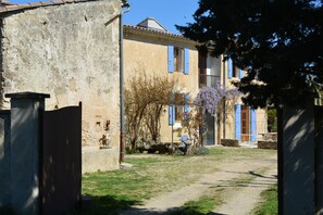Exterior - Apartment in Farmhouse (L'isle-Sur-La-Sorgue)