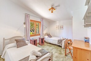 3 makuuhuonetta, silitysrauta/-lauta, ilmainen Wi-Fi, vuodevaatteet