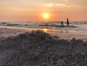 Playa en los alrededores y camastros