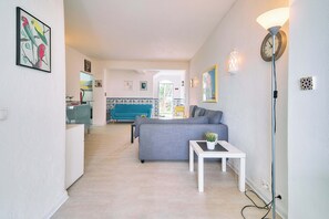 Fernseher, Bücher, Stereoanlage