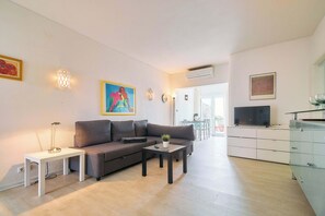 Fernseher, Bücher, Stereoanlage