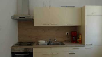 Réfrigérateur, four, plaque de cuisson, cafetière/bouilloire