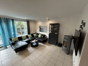 Smart TV, fireplace, DVD player, books