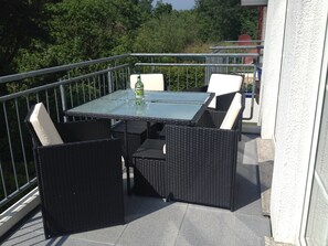 Outdoor dining - Maisonette apartment 70m² with 2x shower / WC and 2 bedrooms Central WLAN (Zingst)